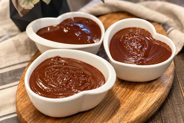 Šokoladinis desertas su grietinėle