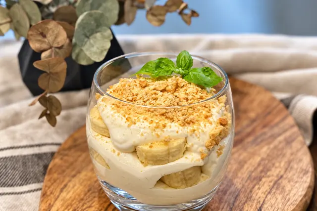 Sluoksniuotas varškės ir bananų desertas